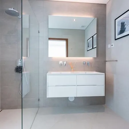 Luxury Contemporary Very Close Of The 拉哥斯