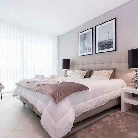 Luxury Contemporary Very Close Of The * 拉哥斯